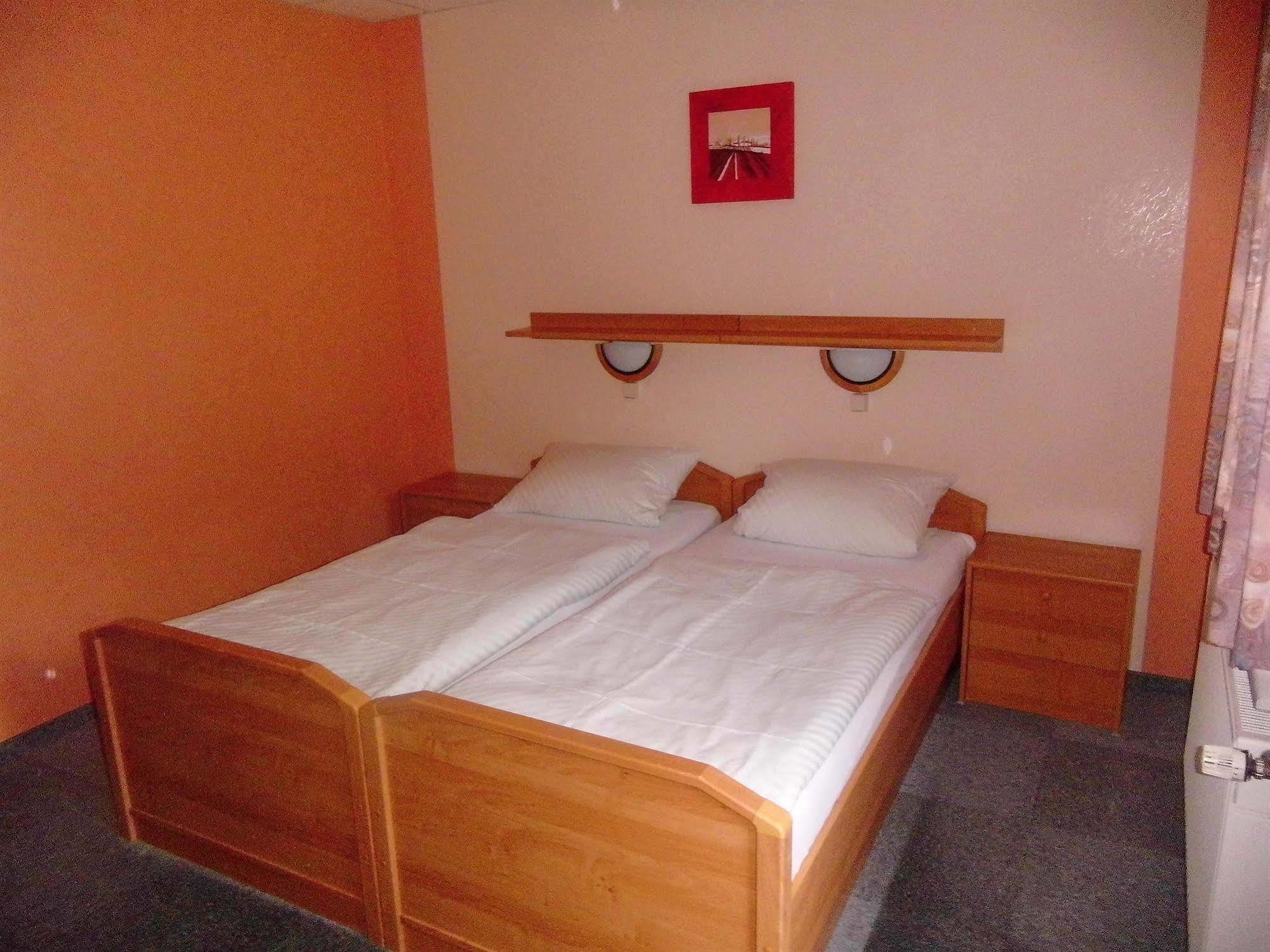 Hotel-Garni "Hof Von Hannover" Wittmund Bagian luar foto